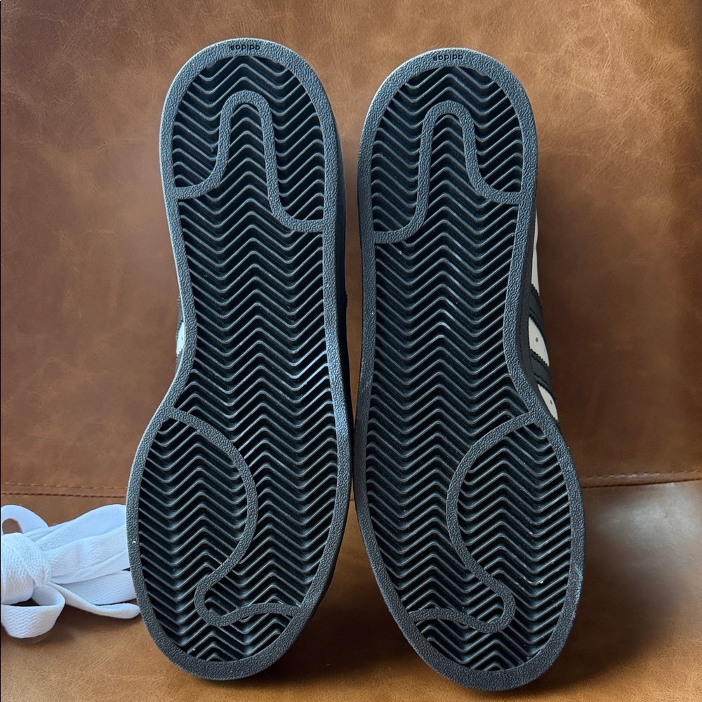 adidas NWT. White and Black Classic Shell-Toe Retro Inspired Sneaker. - Picture 3 of 5